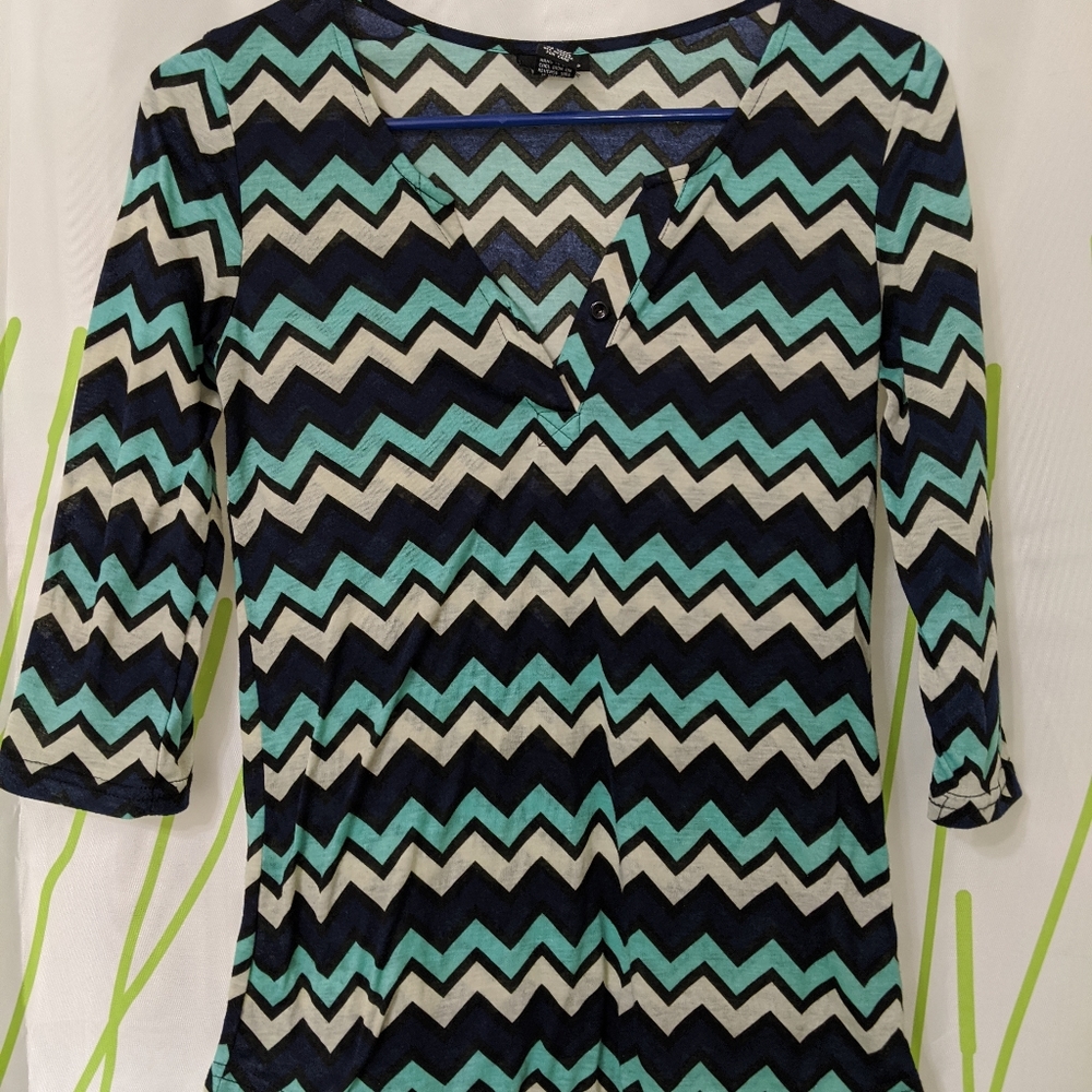 Rue 21 size small Chevron top like new